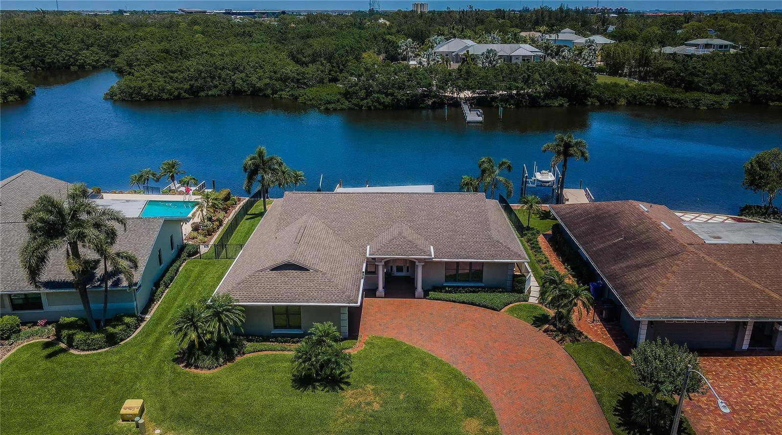 St Petersburg, FL 33702,671 TALLAHASSEE DR NE