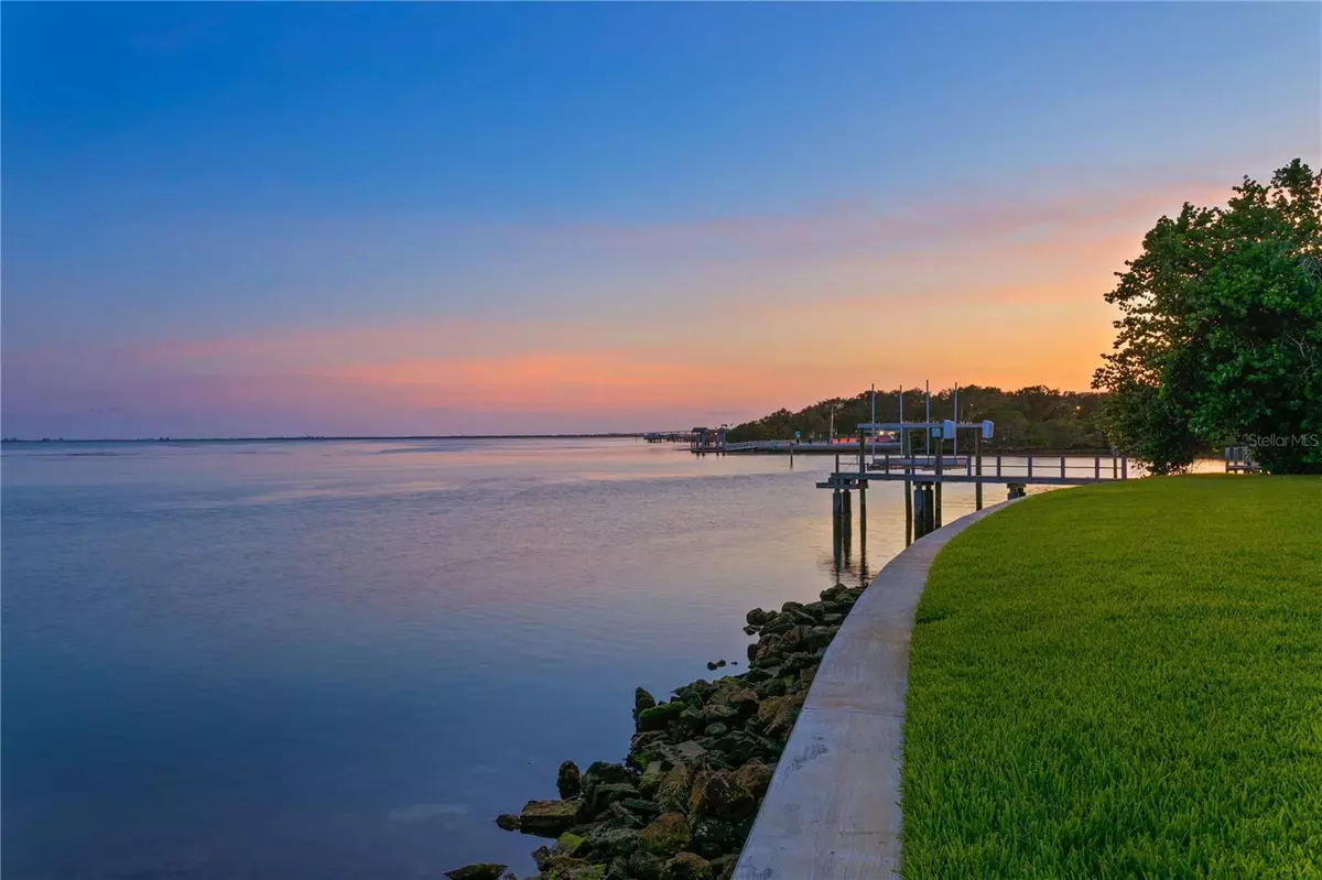St Petersburg, FL 33705,218 COLONY POINT RD S