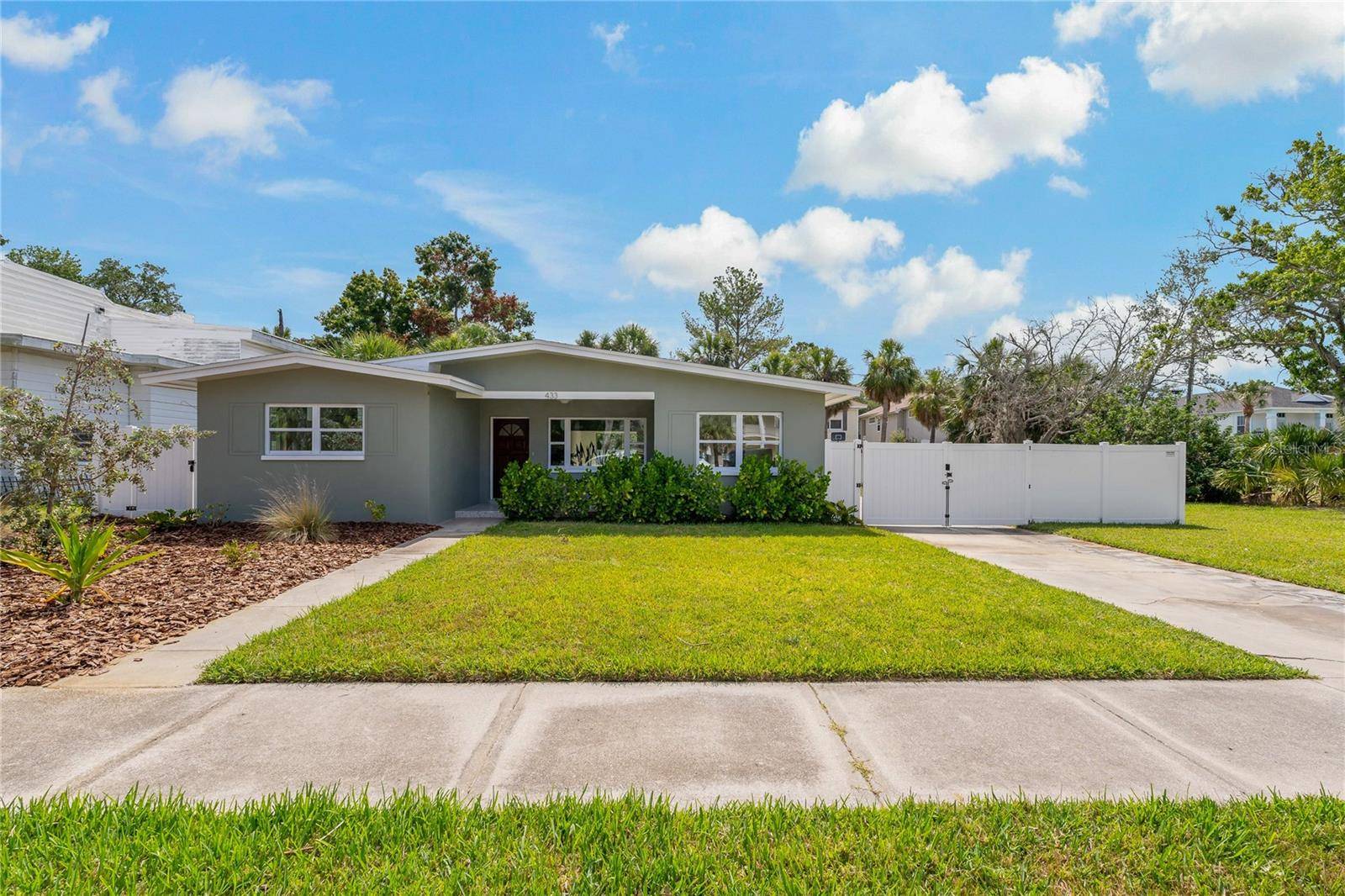 Tarpon Springs, FL 34689,433 PINEAPPLE ST