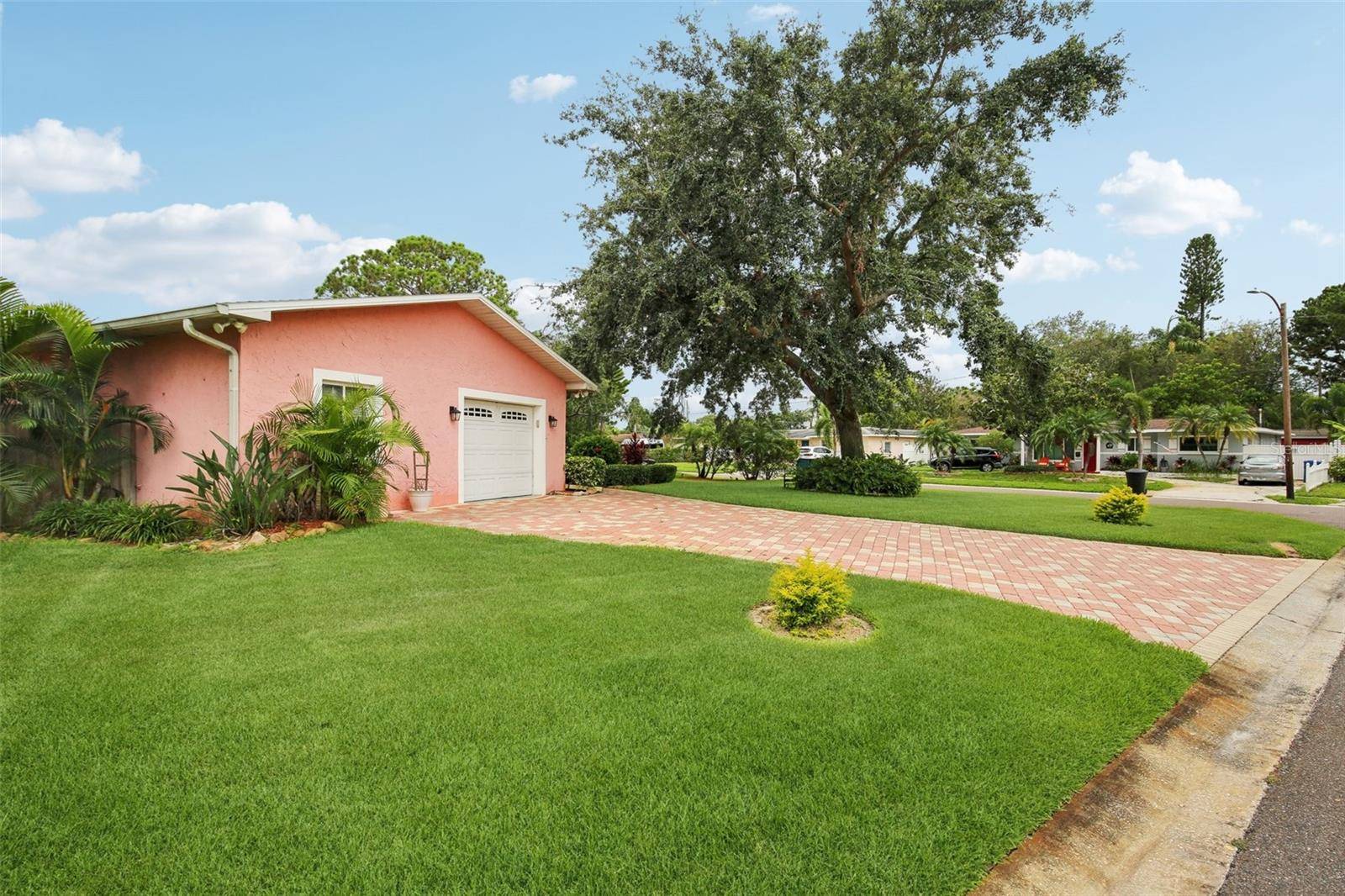St Petersburg, FL 33702,6897 18TH ST N