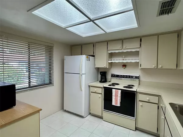 Clearwater, FL 33763,2541 LAURELWOOD DR #8C
