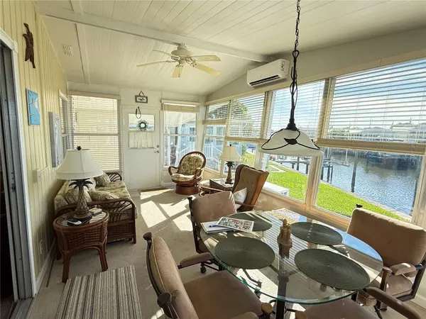 St Petersburg, FL 33702,7128 MOUNT ARLINGTON DR NE #414