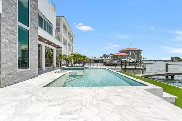 Madeira Beach, FL 33708,905 BAY POINT DR