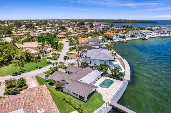 St Petersburg, FL 33703,2002 CAROLINA CIR NE