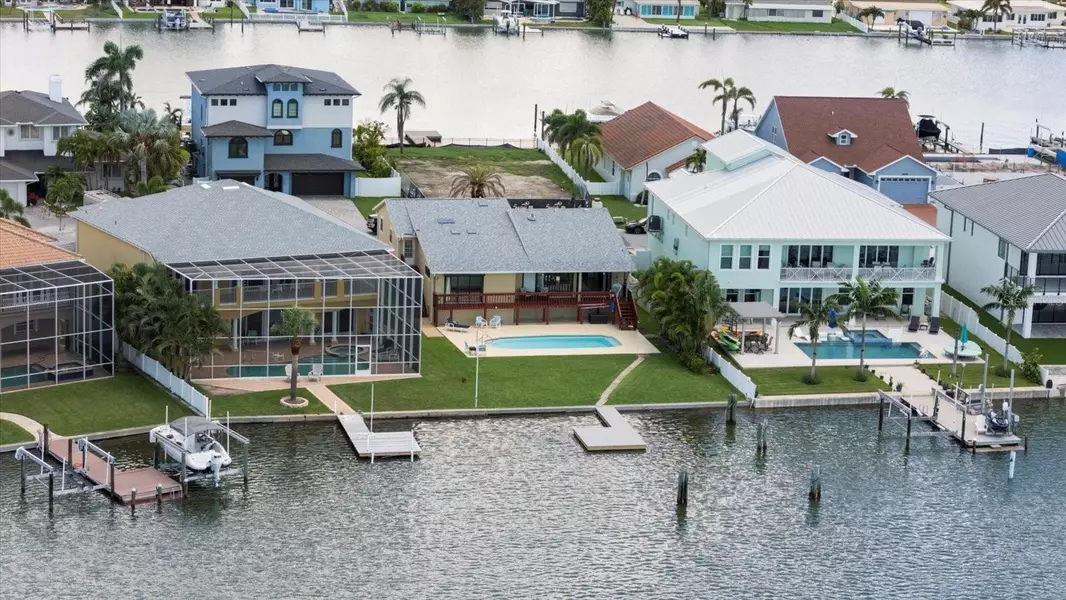 17025 DOLPHIN DR, North Redington Beach, FL 33708