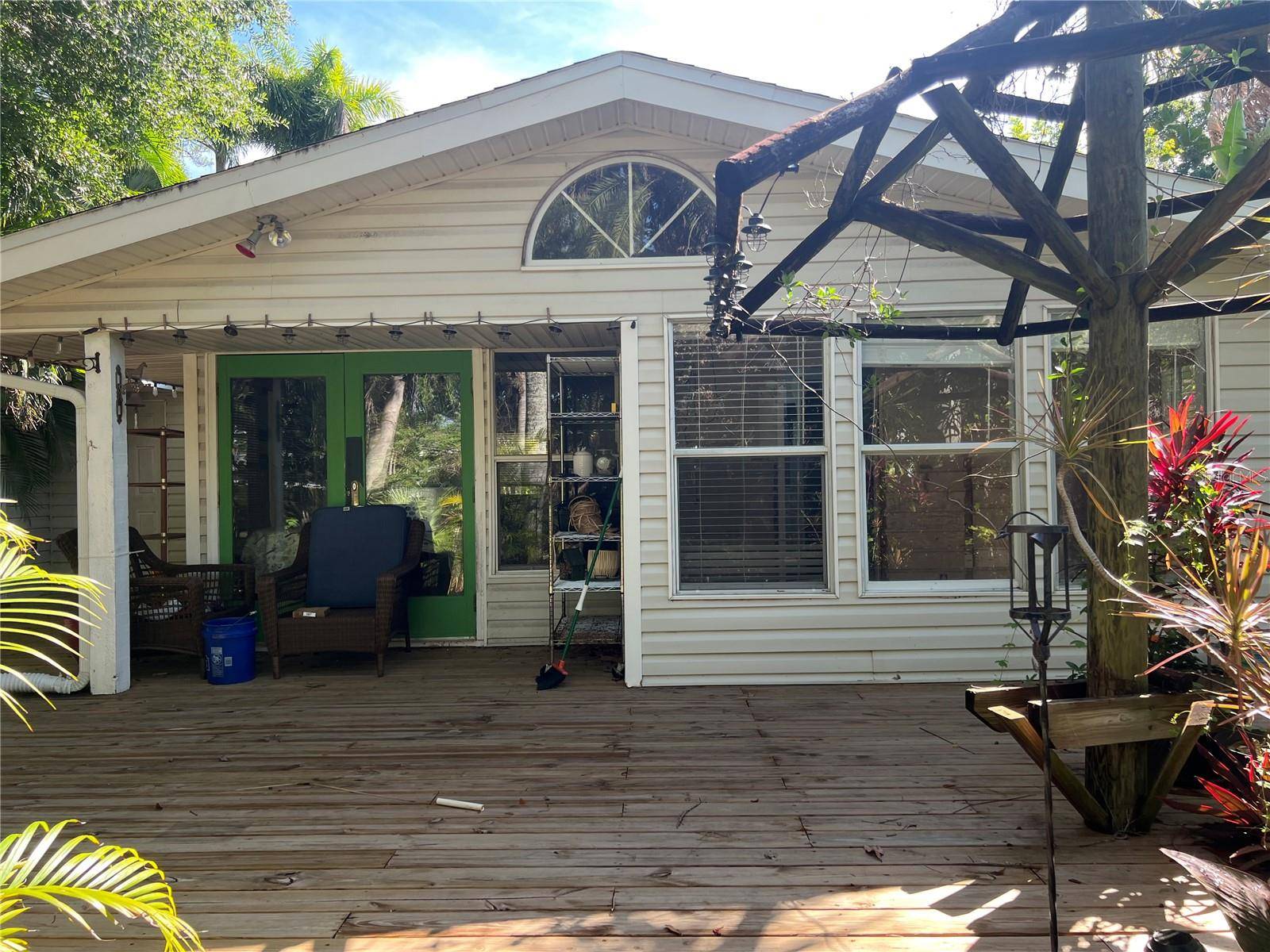 Tarpon Springs, FL 34689,715 RIVERSIDE DR
