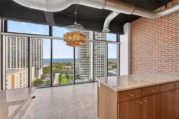 St Petersburg, FL 33701,175 2ND ST S #P-2