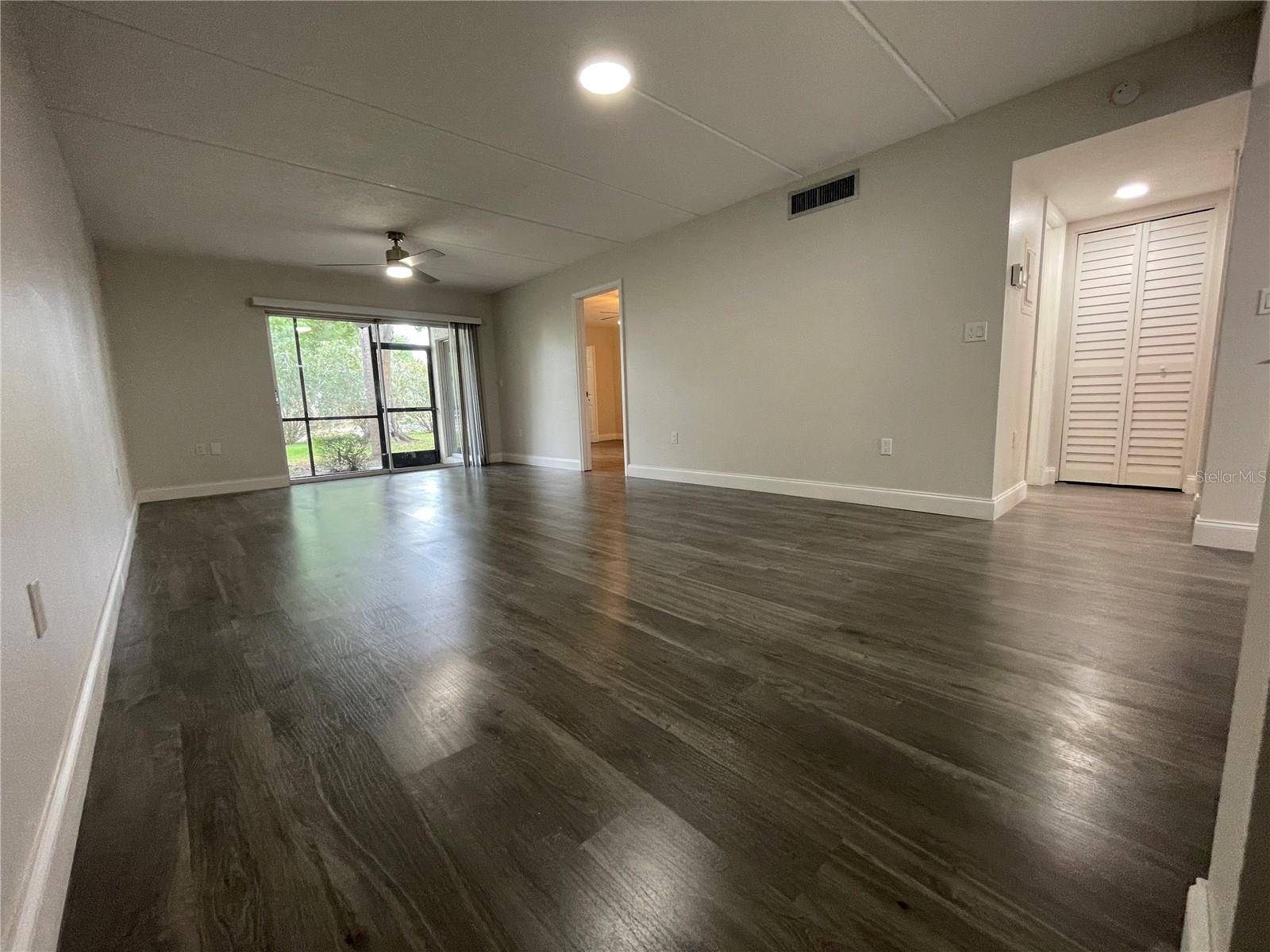 Oldsmar, FL 34677,211 PINE CT #211
