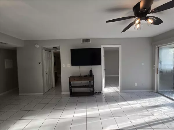 St Petersburg, FL 33710,6924 STONES THROW CIR N #8104
