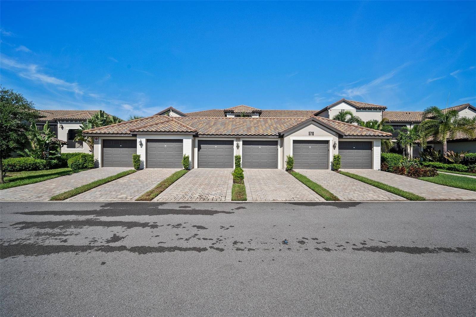 Bradenton, FL 34211,5710 PALMER CIR #201