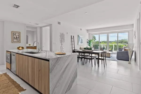 1020 SUNSET POINT RD #112, Clearwater, FL 33755