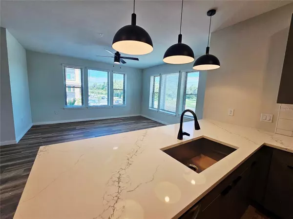 Tampa, FL 33619,10215 ESTUARY LAKES DR #324