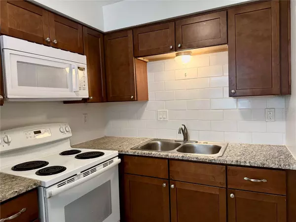 Dunedin, FL 34698,418 NEW YORK AVE #5