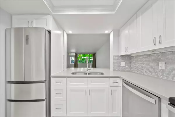 Clearwater, FL 33760,2615 COVE CAY DR #107