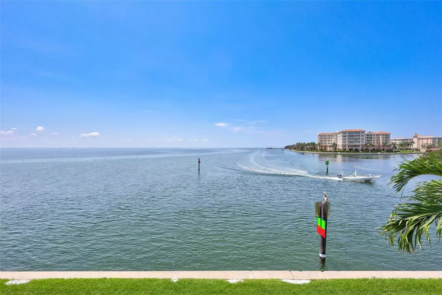 5266 BEACH DR SE #D, St Petersburg, FL 33705