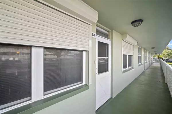 St Petersburg, FL 33703,4890 BAY ST NE #228