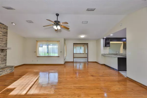 Seffner, FL 33584,102 CASH DR