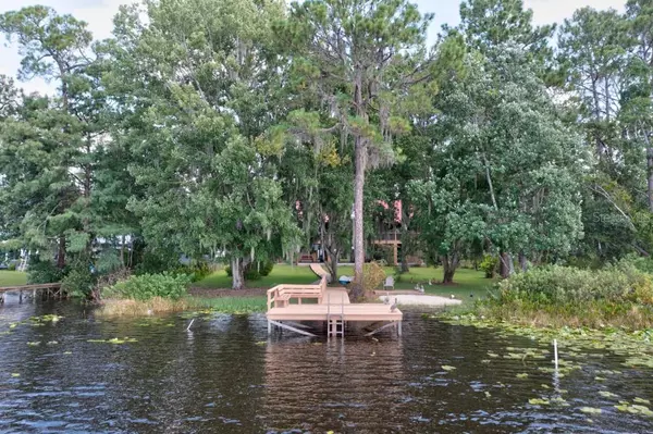 Hawthorne, FL 32640,303 RILEY LAKE DR