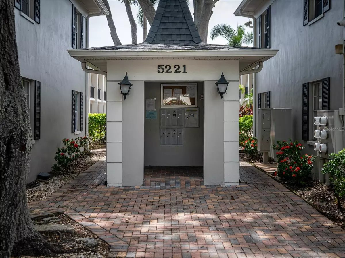 Tampa, FL 33611,5221 BAYSHORE BLVD #30