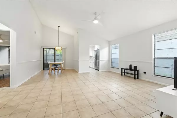 Tampa, FL 33613,4404 OAK HARBOR DR #42A