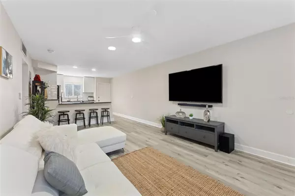 Tampa, FL 33609,3206 W AZEELE ST #104