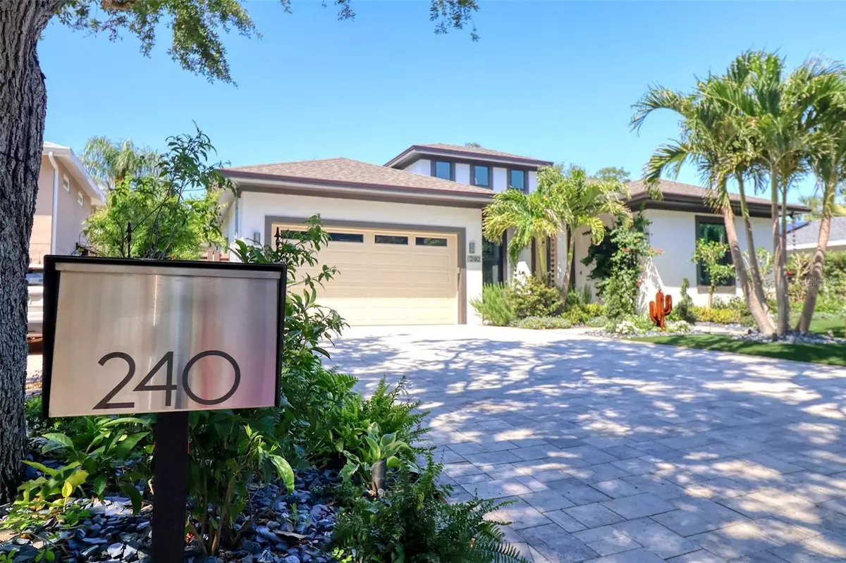 Dunedin, FL 34698,240 GROVE CIR N