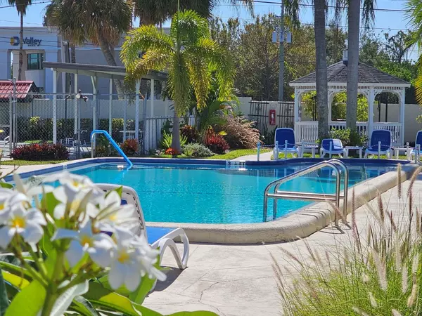 1100 E BAY DR #105, Largo, FL 33770