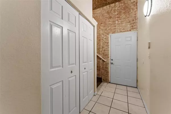 Tampa, FL 33617,5039 SUNRIDGE PALMS DR #204