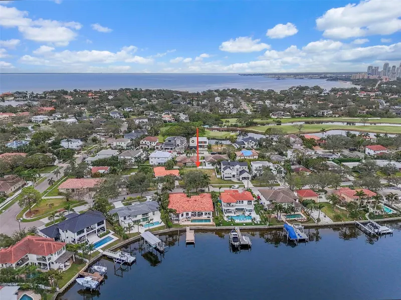 372 BAYVIEW DR NE, St Petersburg, FL 33704