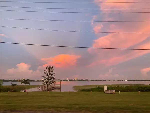 Winter Haven, FL 33880,689 LAKE HOWARD DR NW #3B