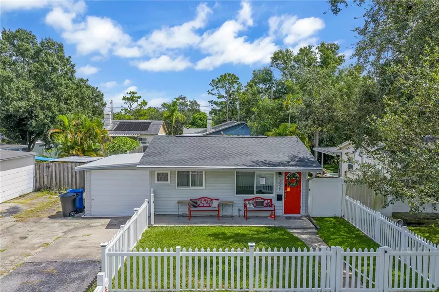 3521 ITHACA ST N, St Petersburg, FL 33713