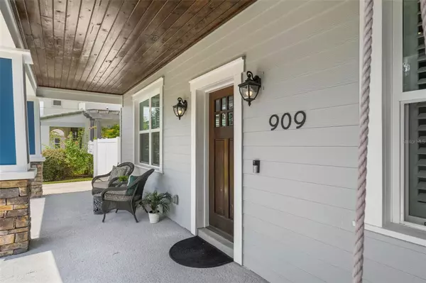 Tampa, FL 33603,909 W WOODLAWN AVE