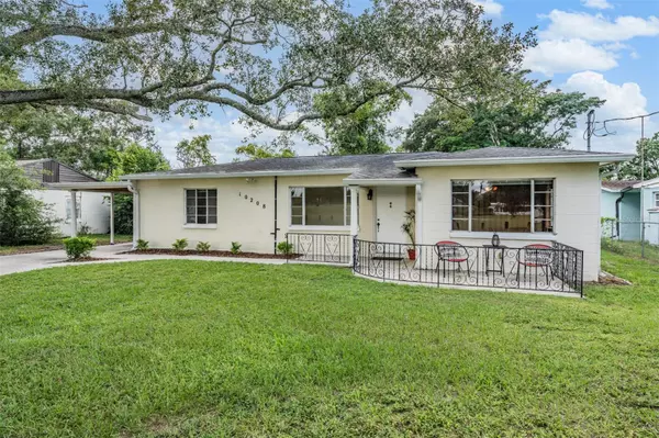 10208 N OAKLEAF AVE, Tampa, FL 33612