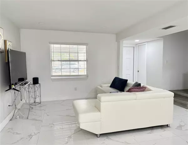 Tampa, FL 33617,5118 TENNIS COURT CIR #5118