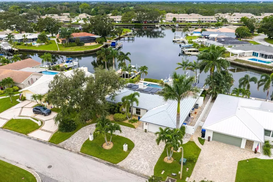 6482 TANGLEWOOD DR NE, St Petersburg, FL 33702