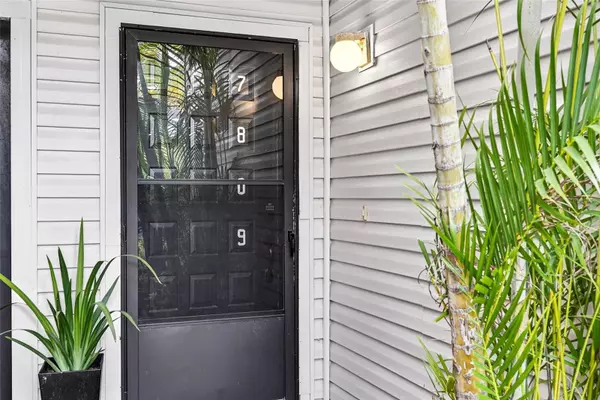 Tampa, FL 33617,7809 NIAGARA AVE #2105