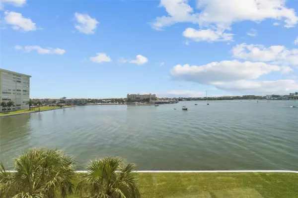 St Petersburg, FL 33708,4775 COVE CIR #407