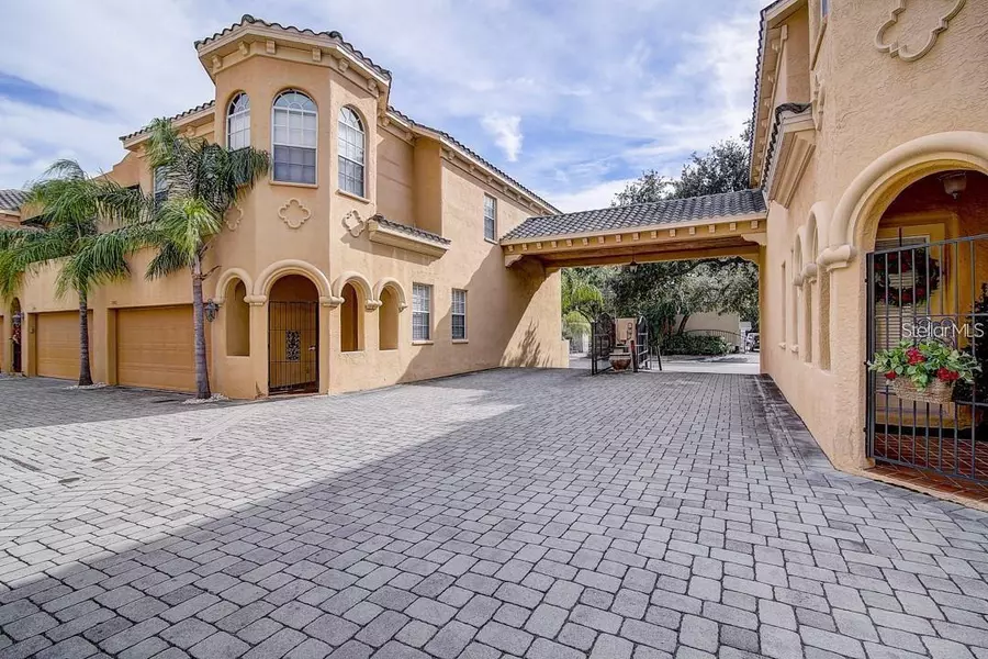 2911 HANSEN MANOR LN, Tampa, FL 33611