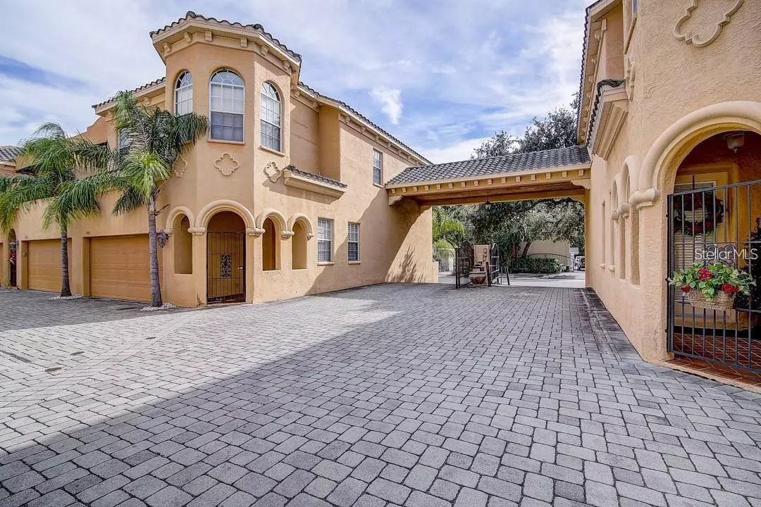Tampa, FL 33611,2911 HANSEN MANOR LN