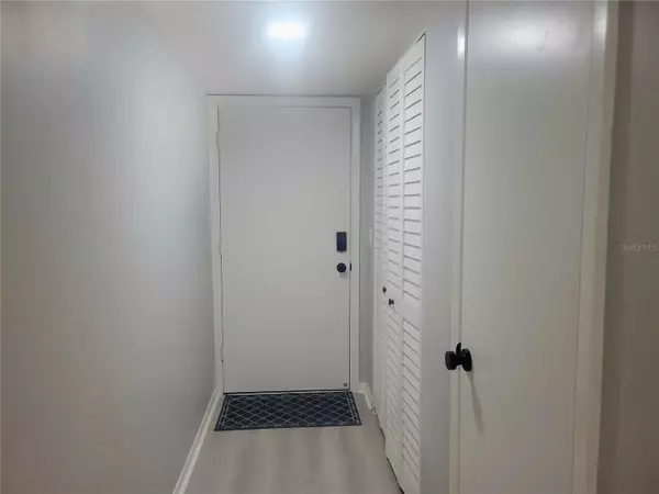 St Petersburg, FL 33703,4580 OVERLOOK DR NE #297