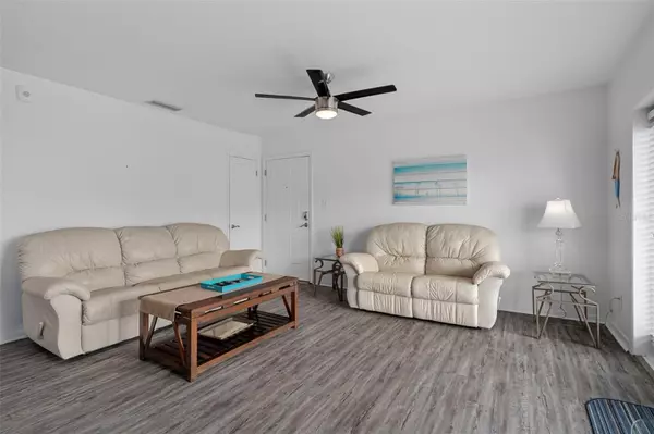 St Petersburg, FL 33705,5174 BEACH DR SE #B