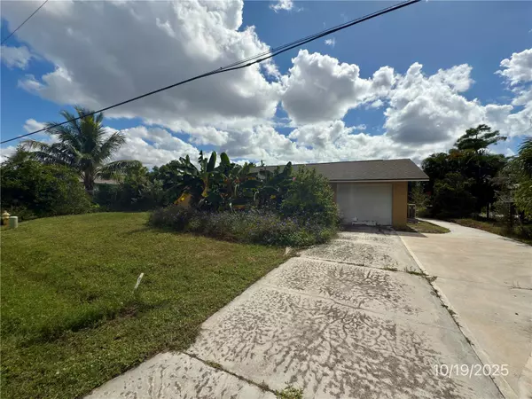 9112 PINEAPPLE RD, Fort Myers, FL 33967