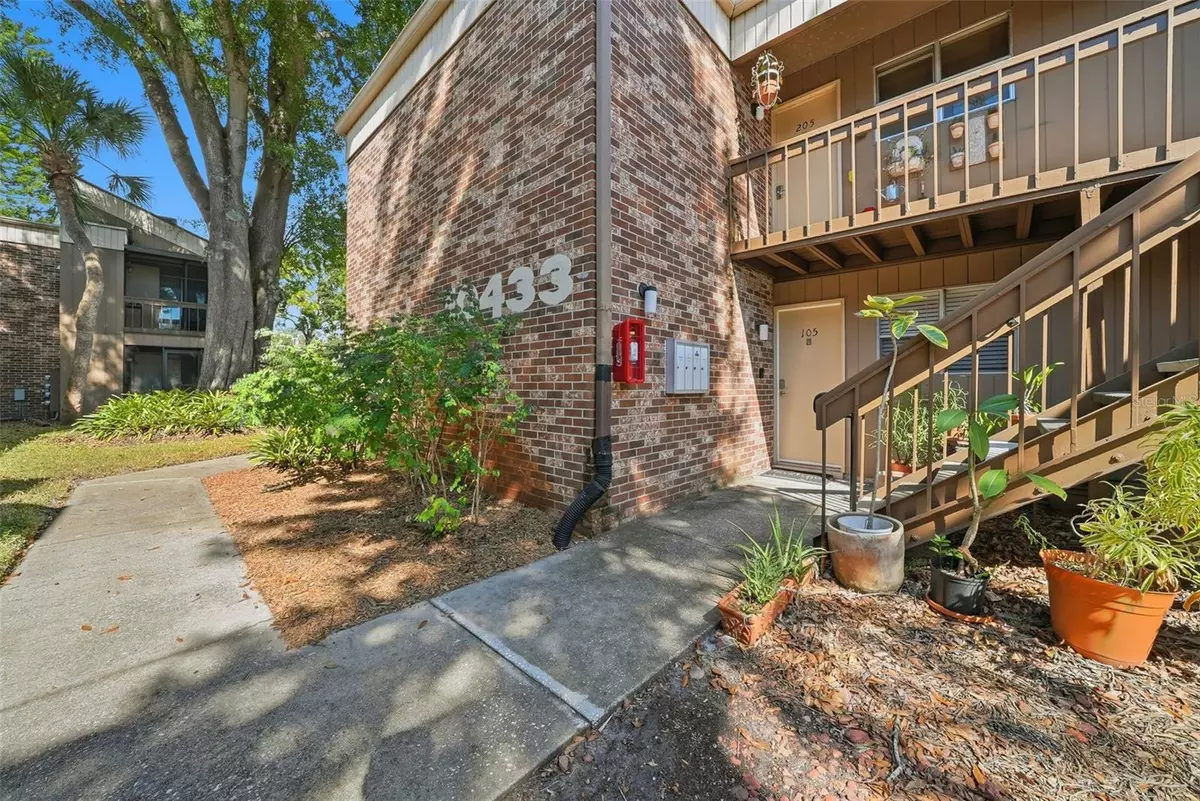 Tampa, FL 33618,10433 CARROLLBROOK CT #105