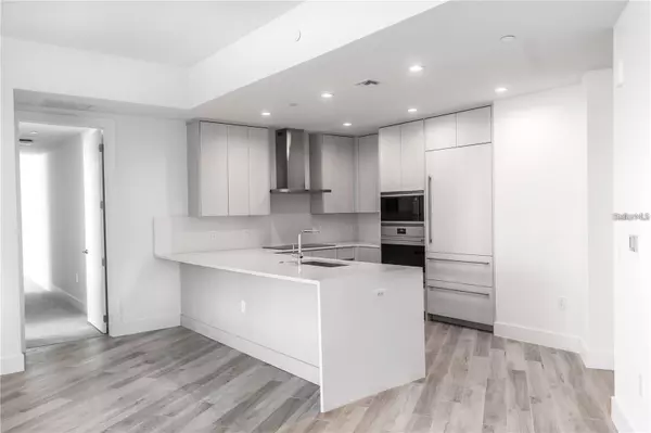 Tampa, FL 33611,5120 MARINA WAY #9906