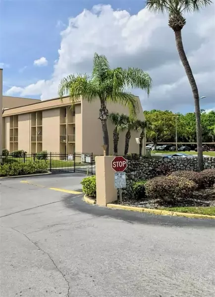 5820 N CHURCH AVE #348, Tampa, FL 33614