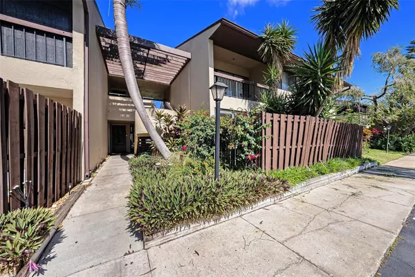 St Petersburg, FL 33716,895 N VILLAGE DR #107