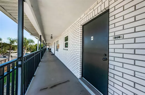 St Petersburg, FL 33703,4050 4TH ST N #306