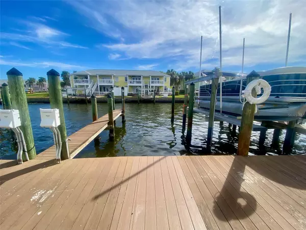 St Petersburg, FL 33705,0 NE BEACH DR SE #95SS