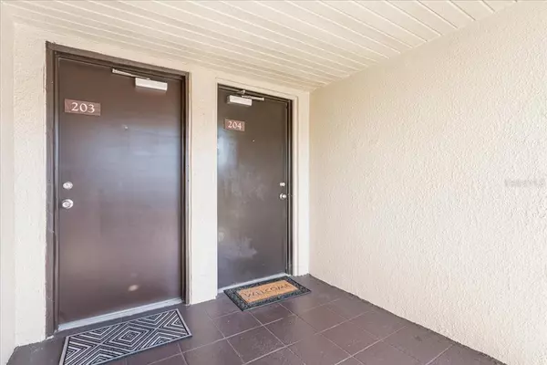 St Petersburg, FL 33716,875 S VILLAGE DR N #204