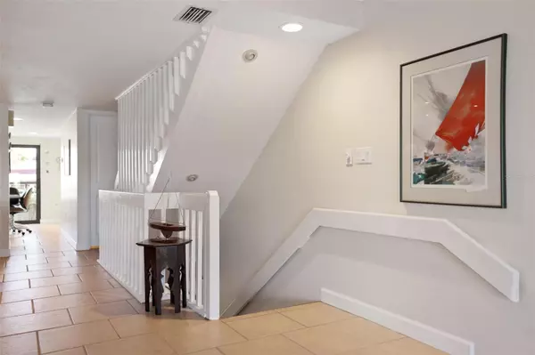 St Petersburg, FL 33715,132 1ST ST E #104